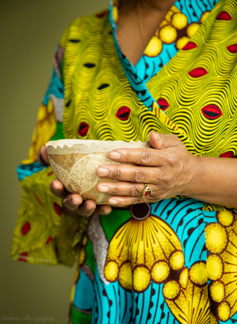 Handen houden een rituele kom — sacrale ruimte